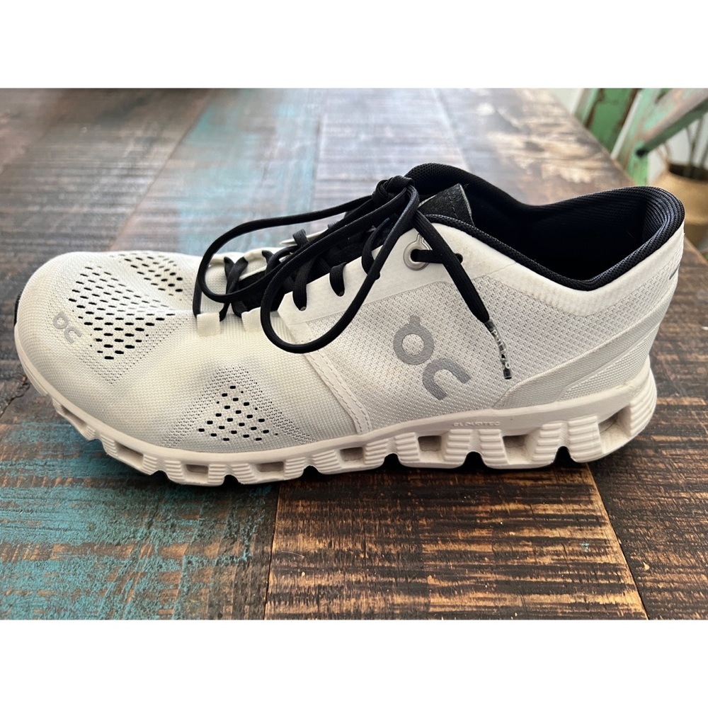 Worn twice ON Cloud X Size 7.5